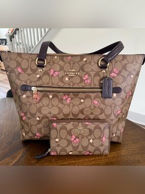 Coach | Bags | Coach Signature Pocket Tote Satchel K5j6232 | Poshmark
